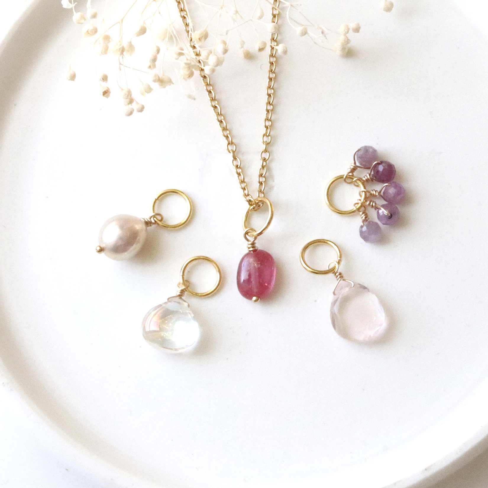 「Bloom Pink」5つの天然石チャーム 着せ替えネックレス|サージカルステンレス